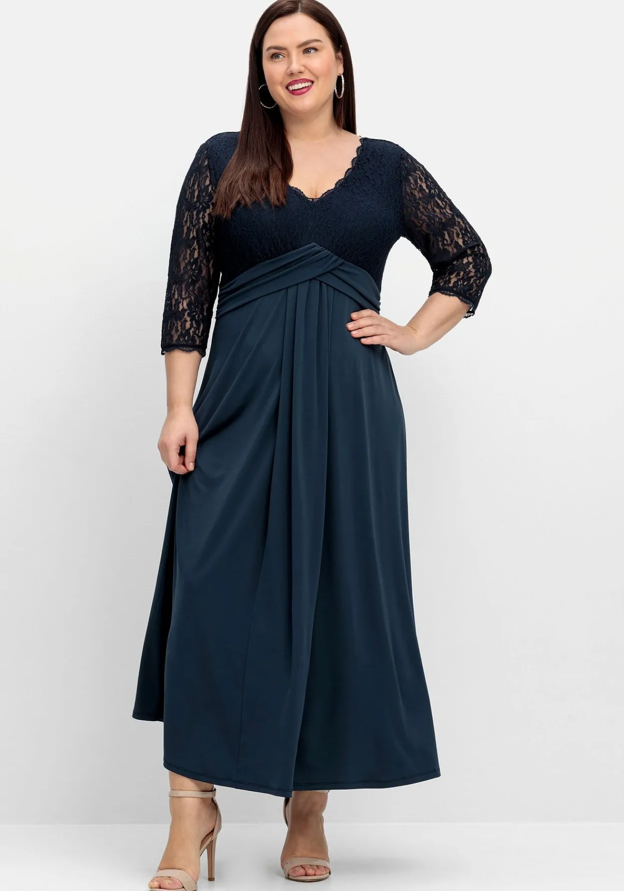Abendkleid mit Oberteil aus floraler Spitze<sheego Hot
