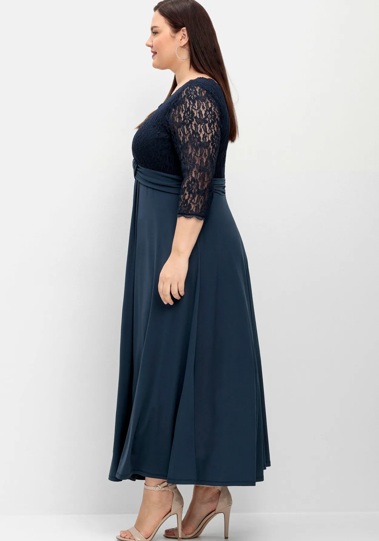 Abendkleid mit Oberteil aus floraler Spitze<sheego Hot