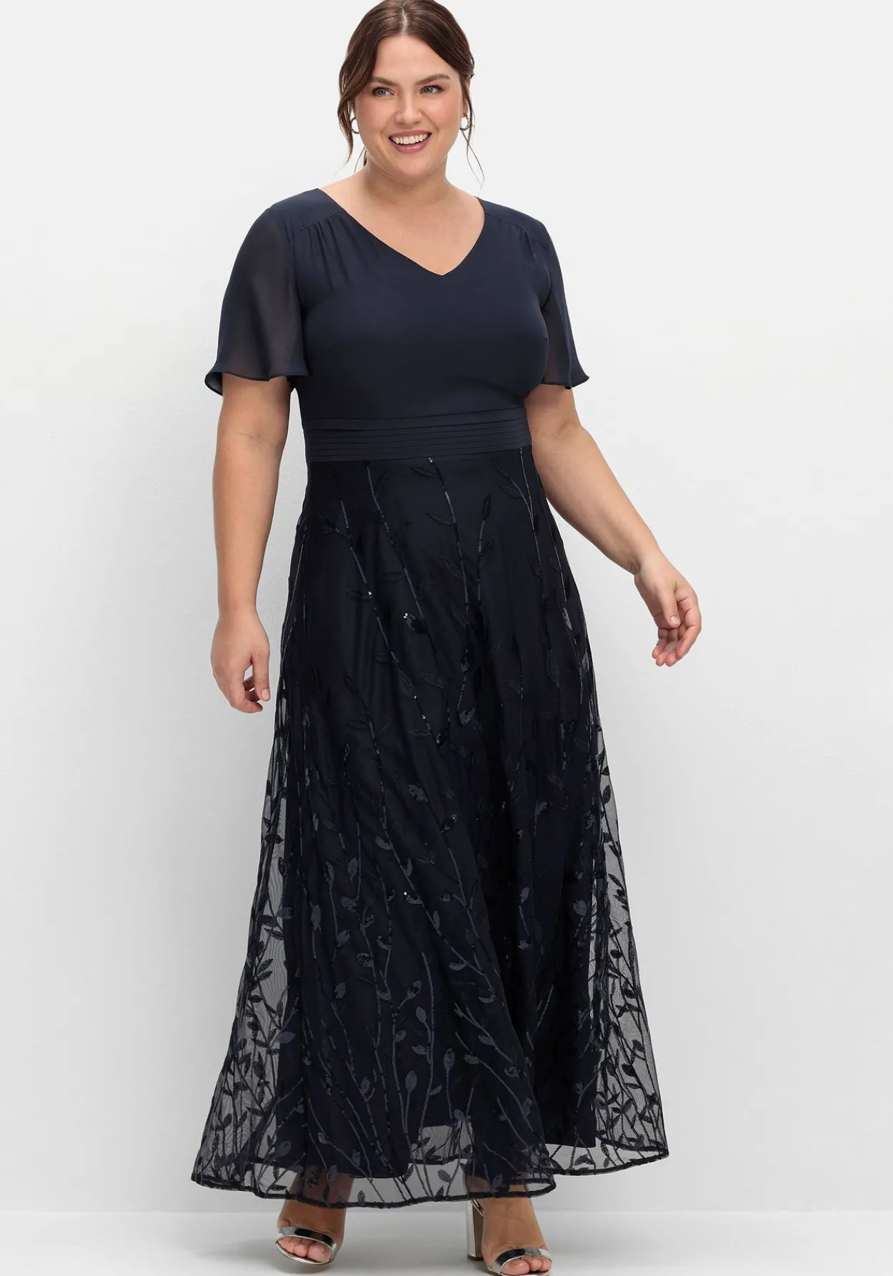 Abendkleid mit Stickerei und Pailletten am Rock<sheego Fashion