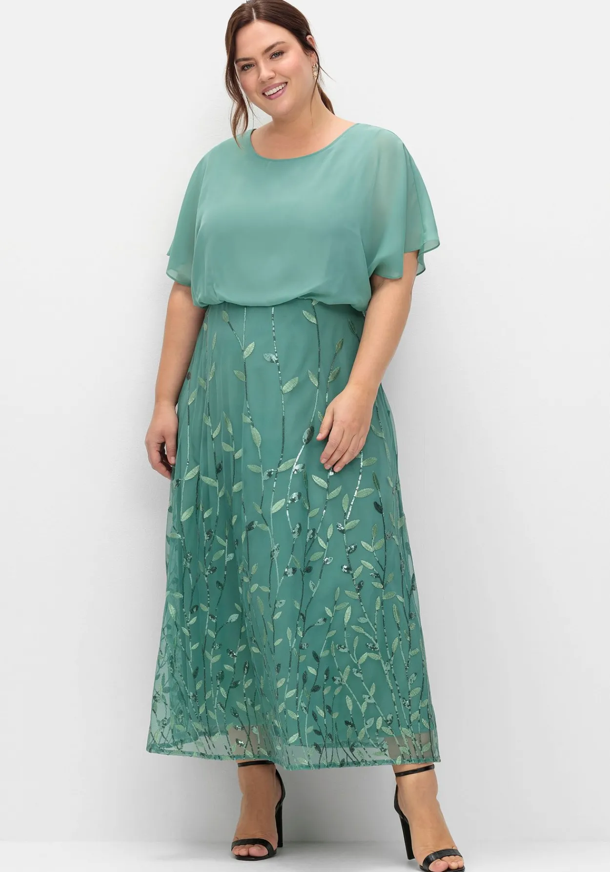 Abendkleid mit Stickereien und Pailletten am Rock<sheego Online
