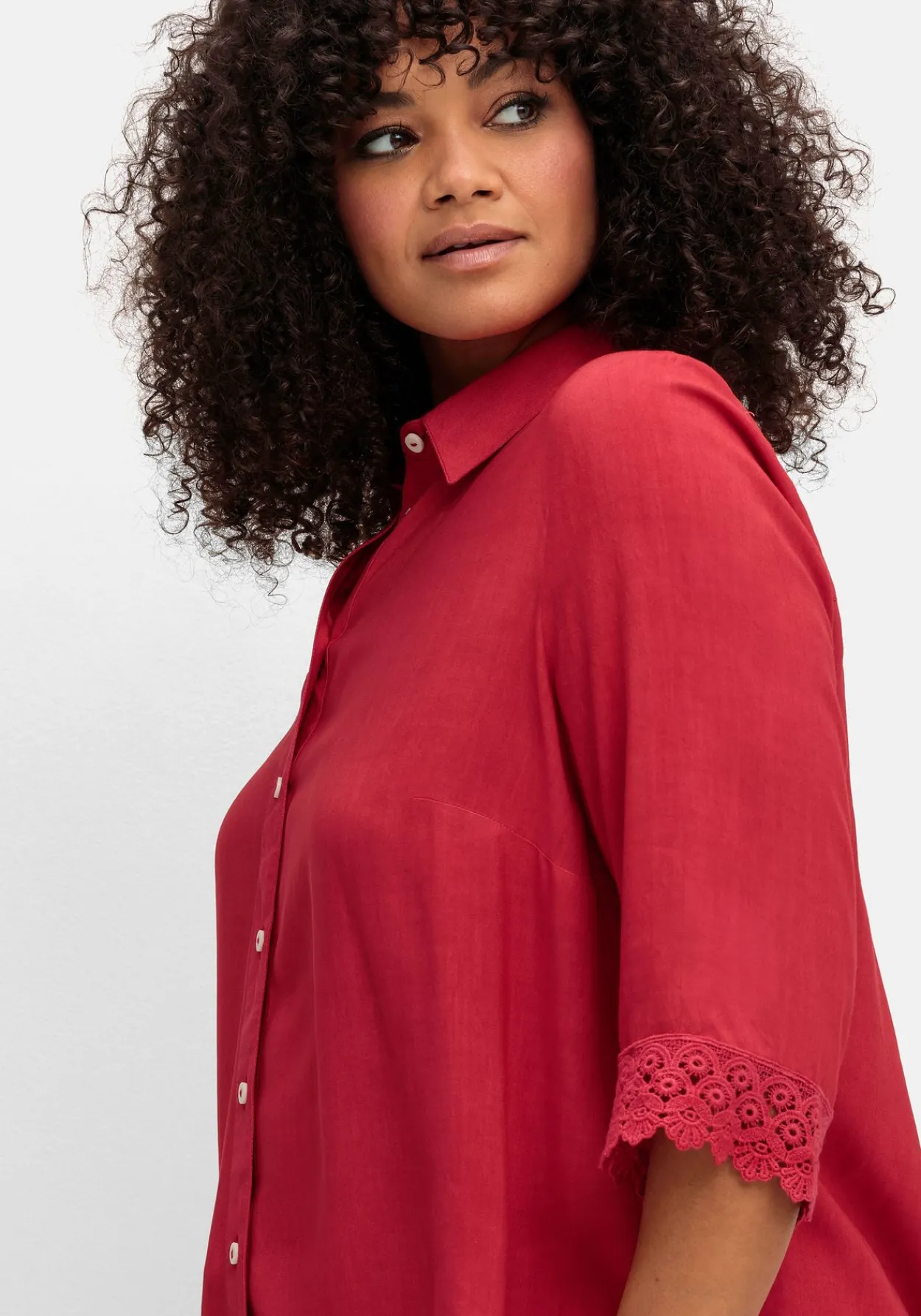 Bluse mit Spitzenkante am Ärmelsaum<sheego Hot