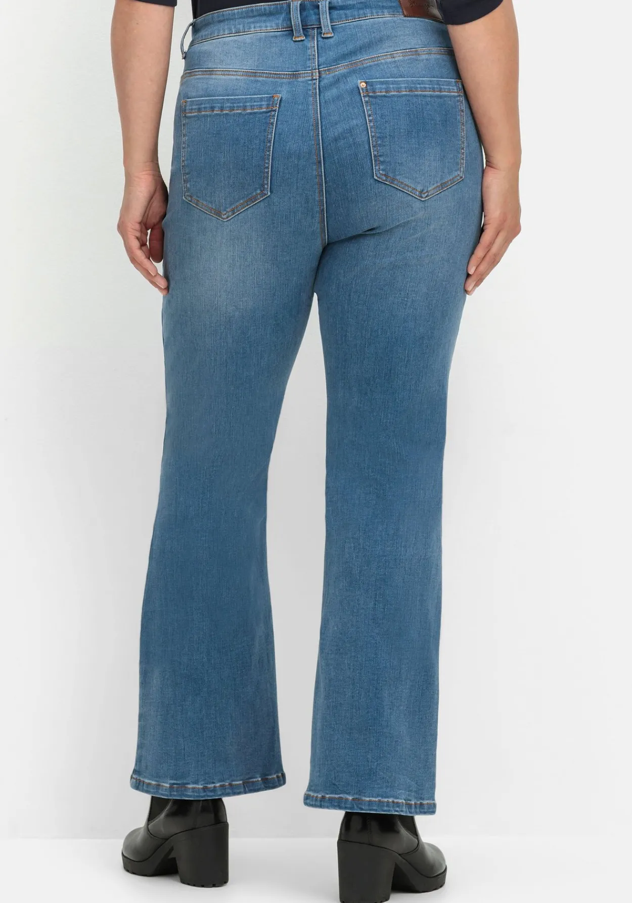 Bootcut Stretch-Jeans mit Bodyforming-Effekt<sheego Fashion