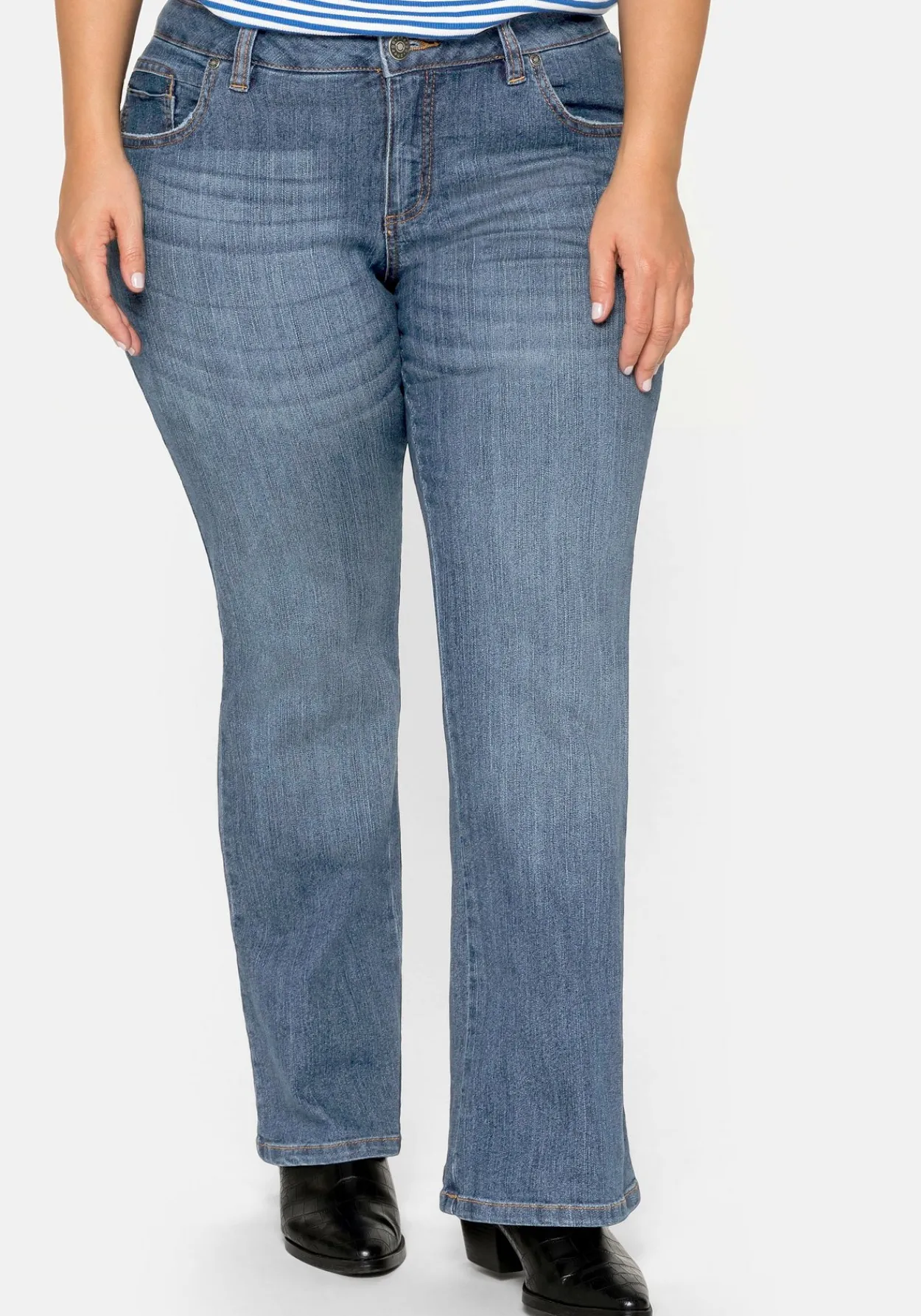 Bootcut-Jeans in 5-Pocket-Form, mit Used-Effekten<sheego Online