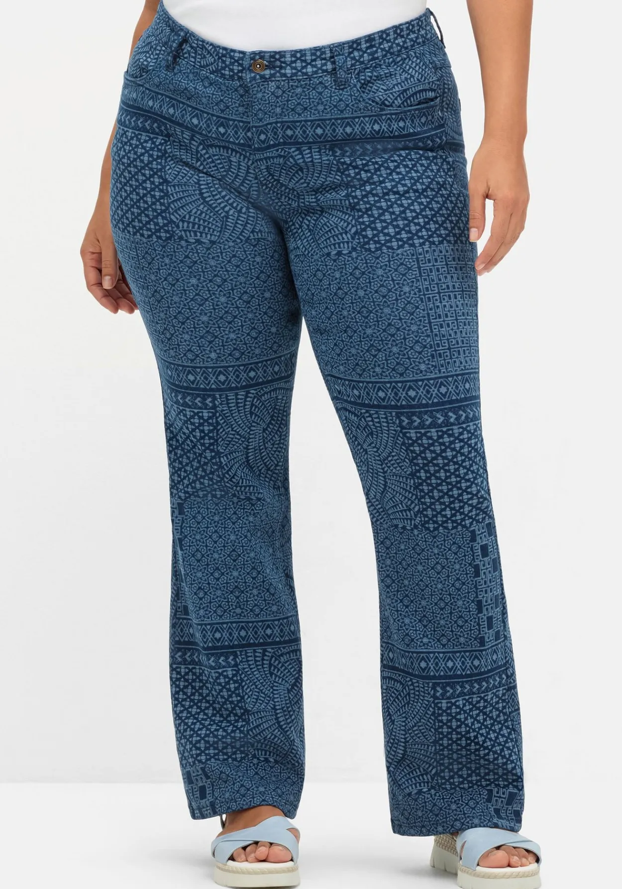 Bootcut-Jeans mit Lasercut-Allovermuster<sheego Online