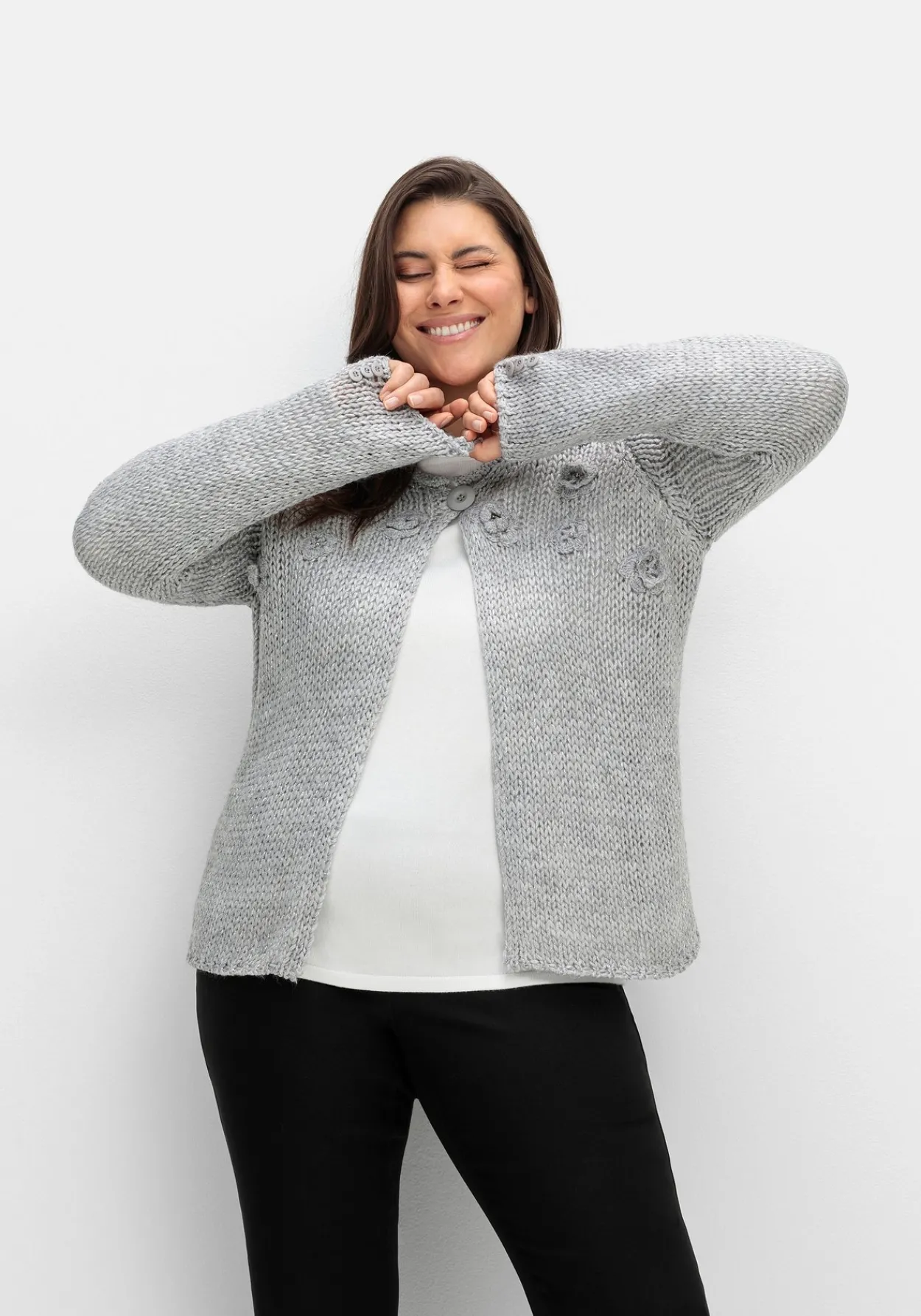Cardigan mit Häkelblüten und Glitzergarn<creation L Hot