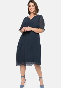 Chiffonkleid mit Schmucksteinen am Ausschnitt<sheego New