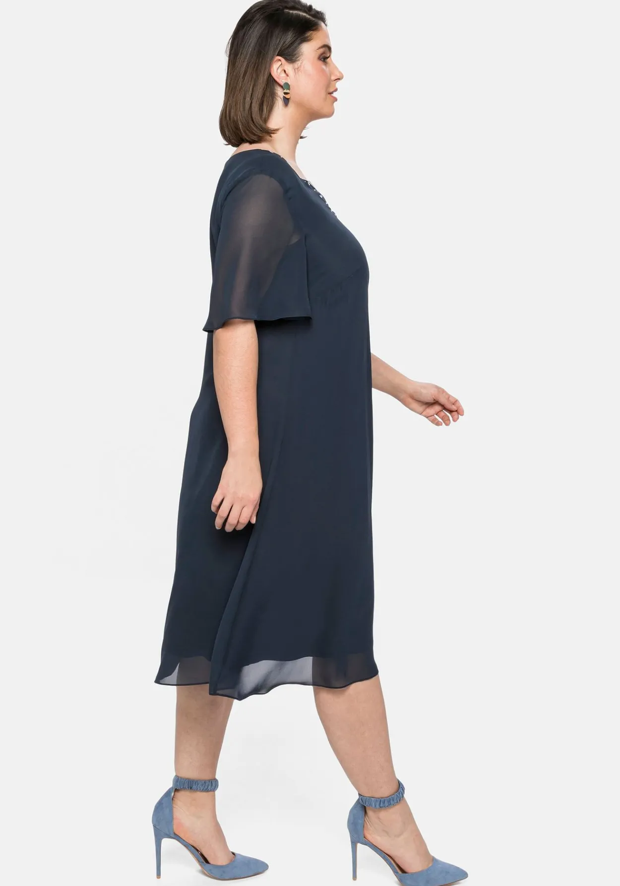 Chiffonkleid mit Schmucksteinen am Ausschnitt<sheego New