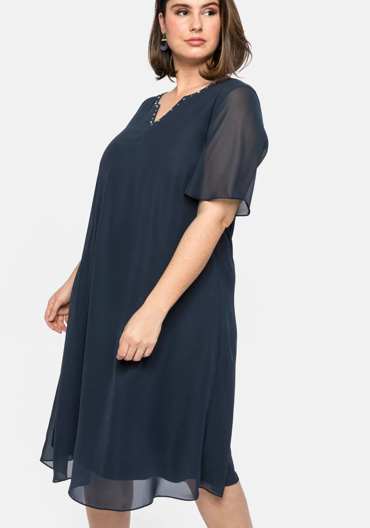 Chiffonkleid mit Schmucksteinen am Ausschnitt<sheego New