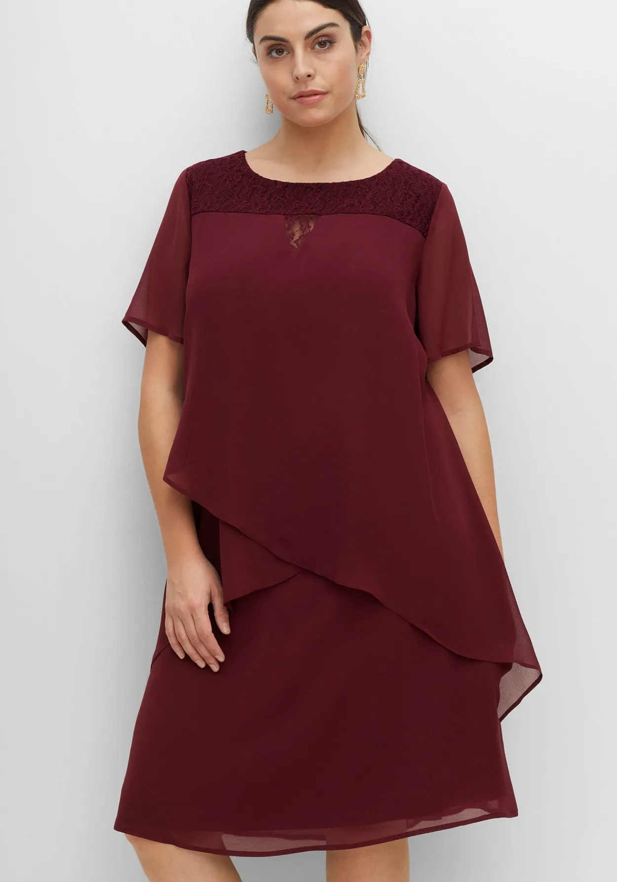 Cocktailkleid mit Spitzen-Einsatz, aus Chiffon<sheego Online