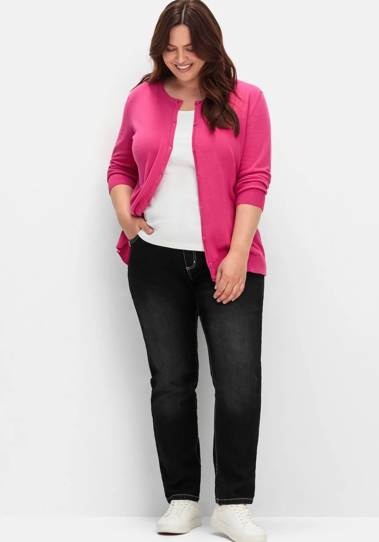 Feinstrickjacke mit Rundhalsausschnitt und Knopfleiste<sheego Sale