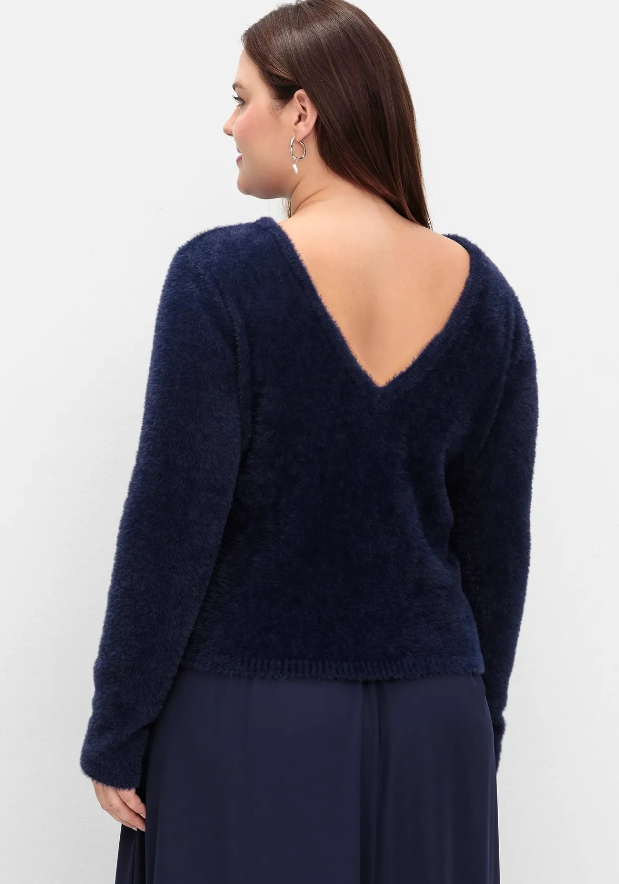 Flauschiger Pullover mit tiefem V-Ausschnitt hinten<sheego Sale