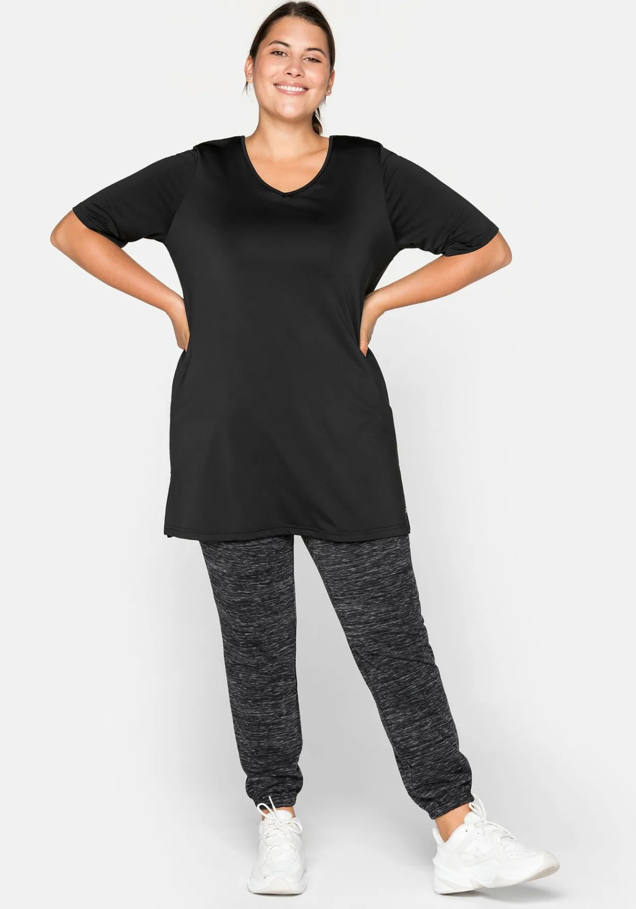 Funktionsshirt in Longform, mit Cut-out im Rücken<sheego Online