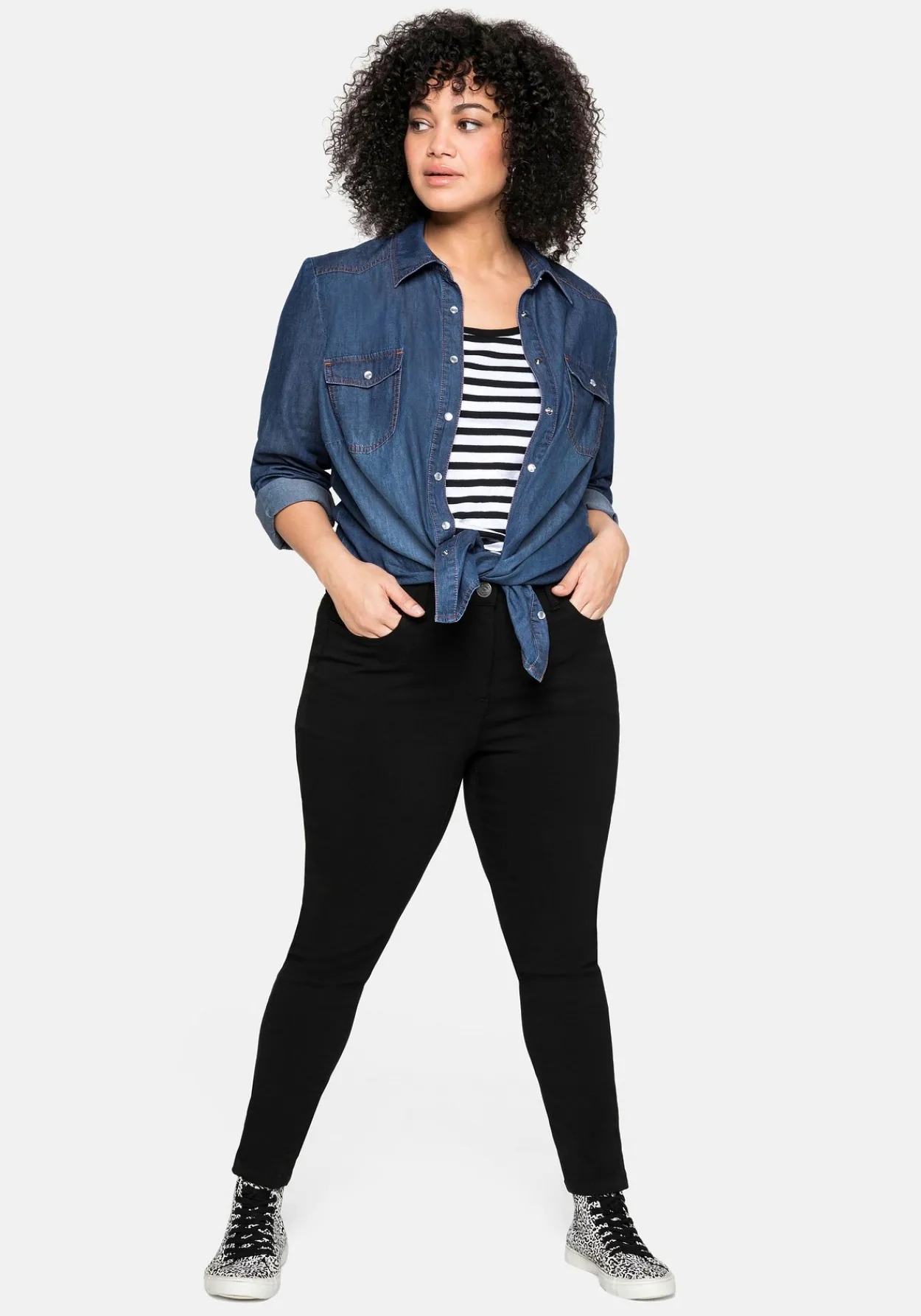 Jeansbluse mit Knopfleiste und Brusttaschen<sheego Hot