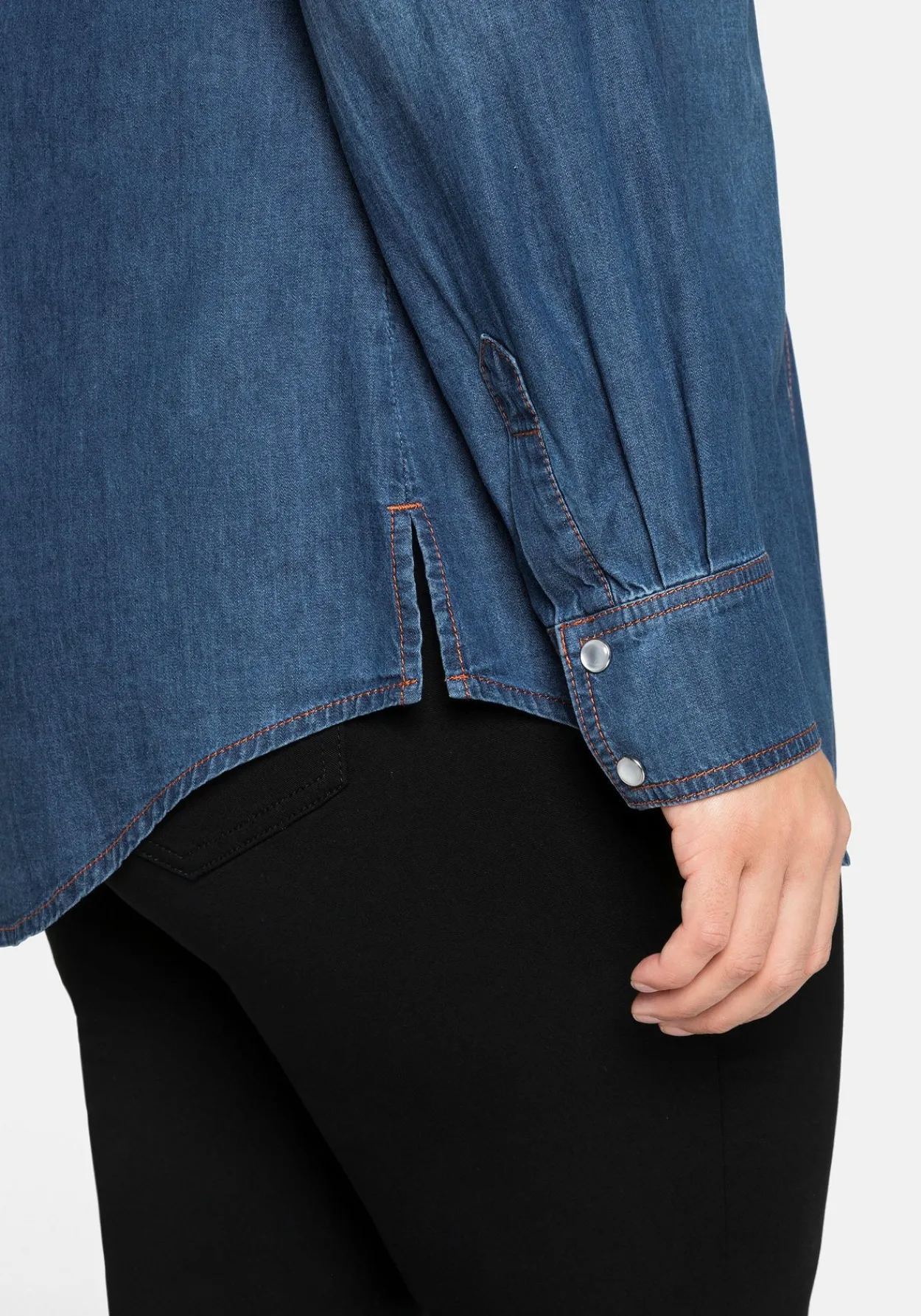 Jeansbluse mit Knopfleiste und Brusttaschen<sheego Hot