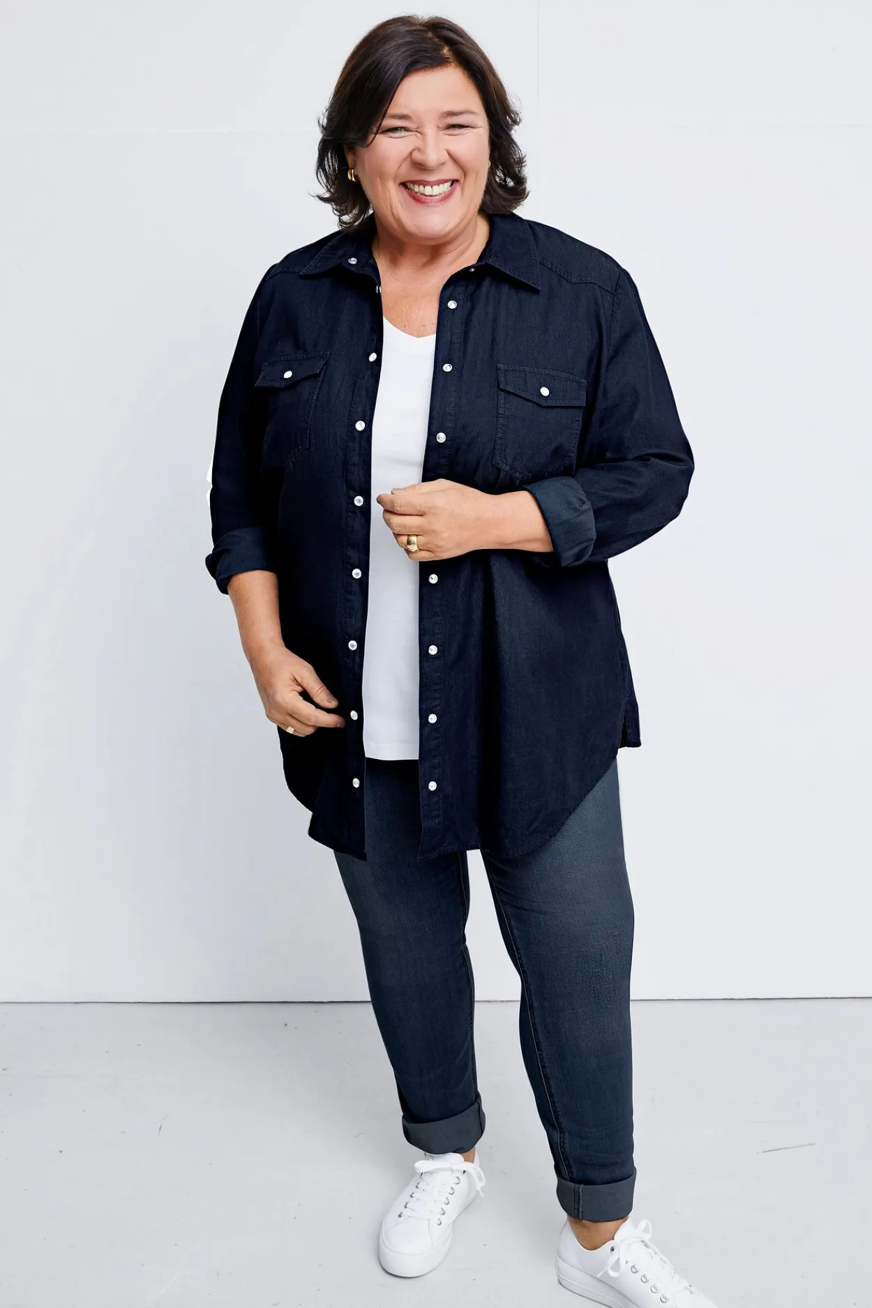 Jeansbluse mit Knopfleiste und Brusttaschen<sheego Fashion