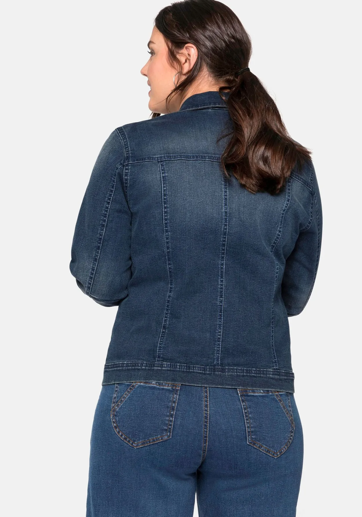 Jeansjacke in leicht taillierter und verkürzter Form<sheego Discount