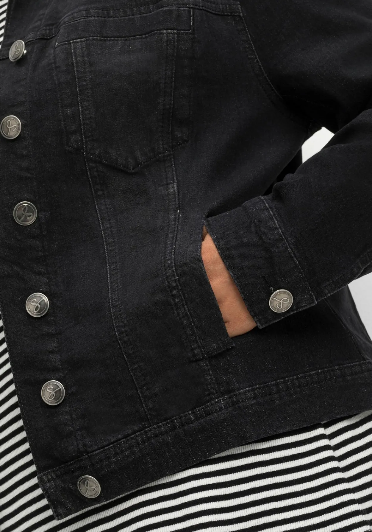 Jeansjacke in leicht taillierter und verkürzter Form<sheego New