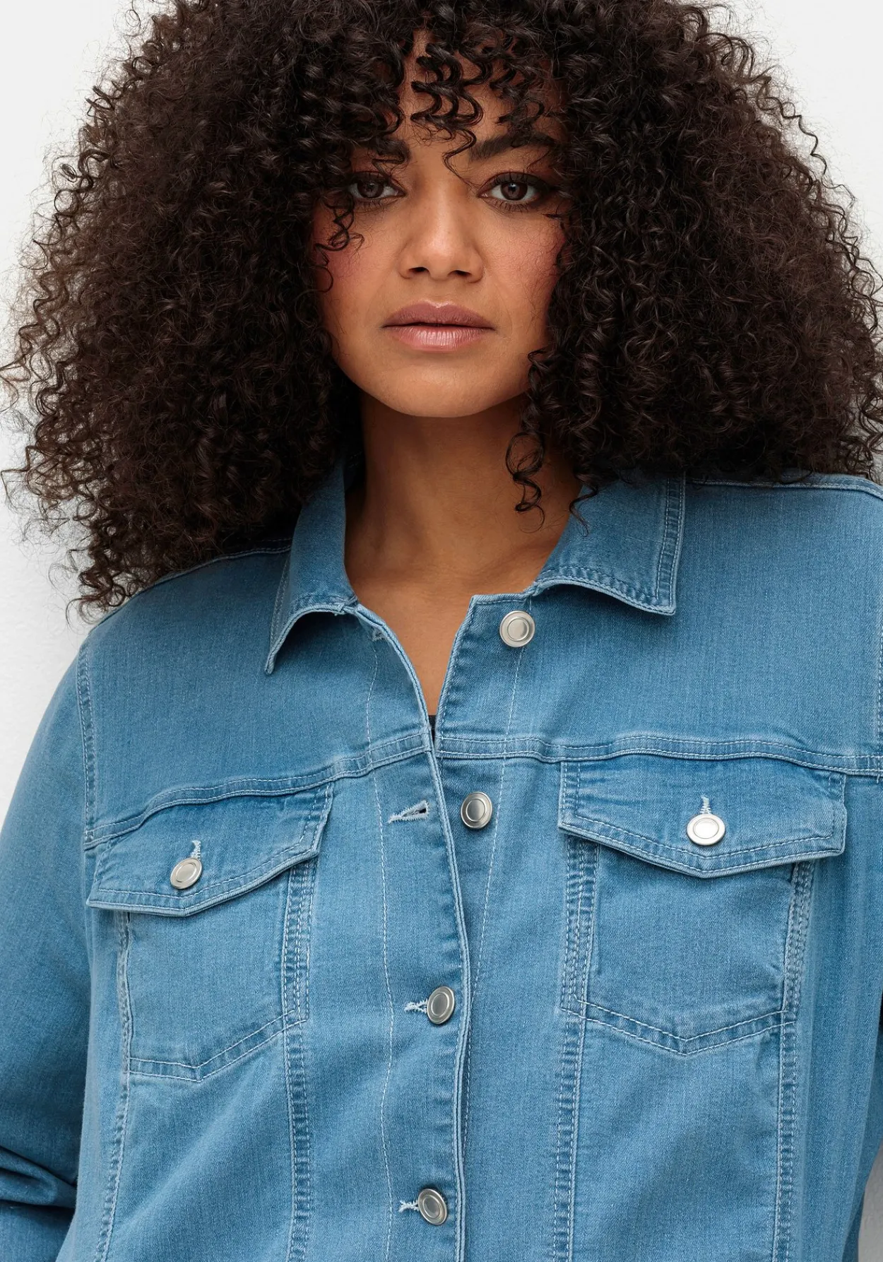 Jeansjacke mit Hemdkragen und Brusttaschen<sheego Discount