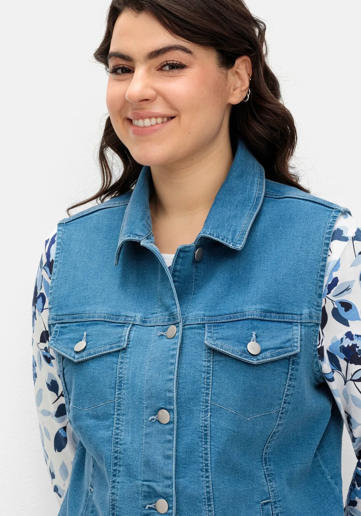 Jeansweste in leicht taillierter Form<sheego Online