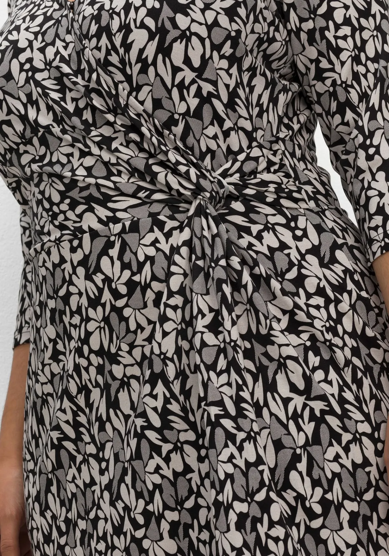Jerseykleid in Wickeloptik, mit Blätterprint<sheego Clearance
