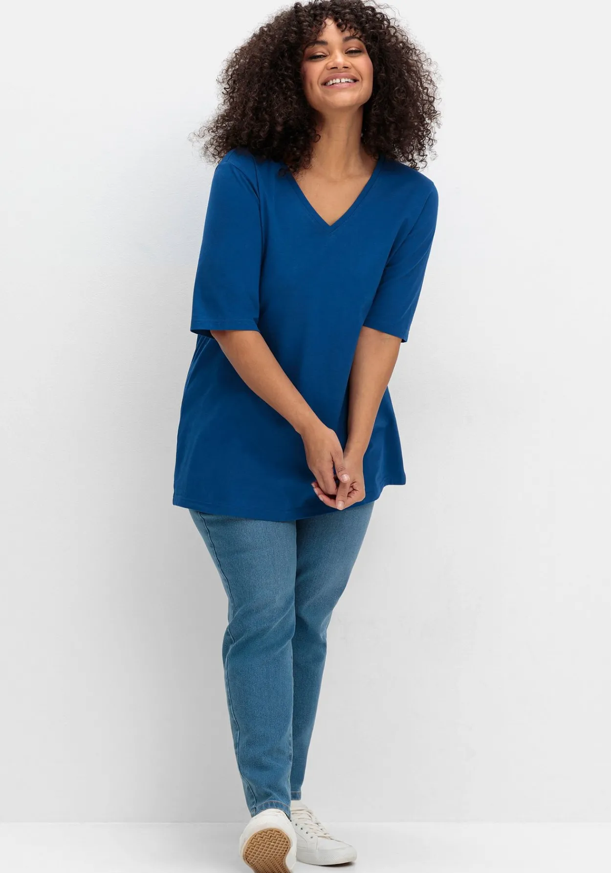 Jerseyshirt mit V-Ausschnitt, leicht tailliert<sheego Outlet