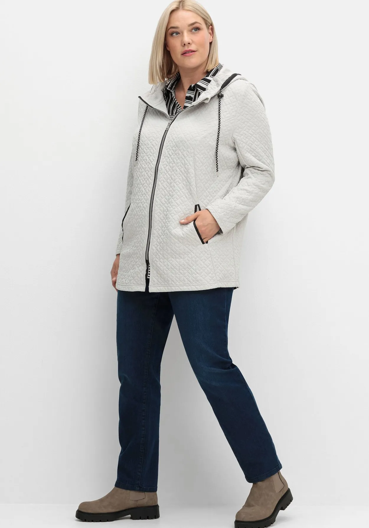 Kapuzenjacke in gesteppter Jacquard-Qualität<sheego Online