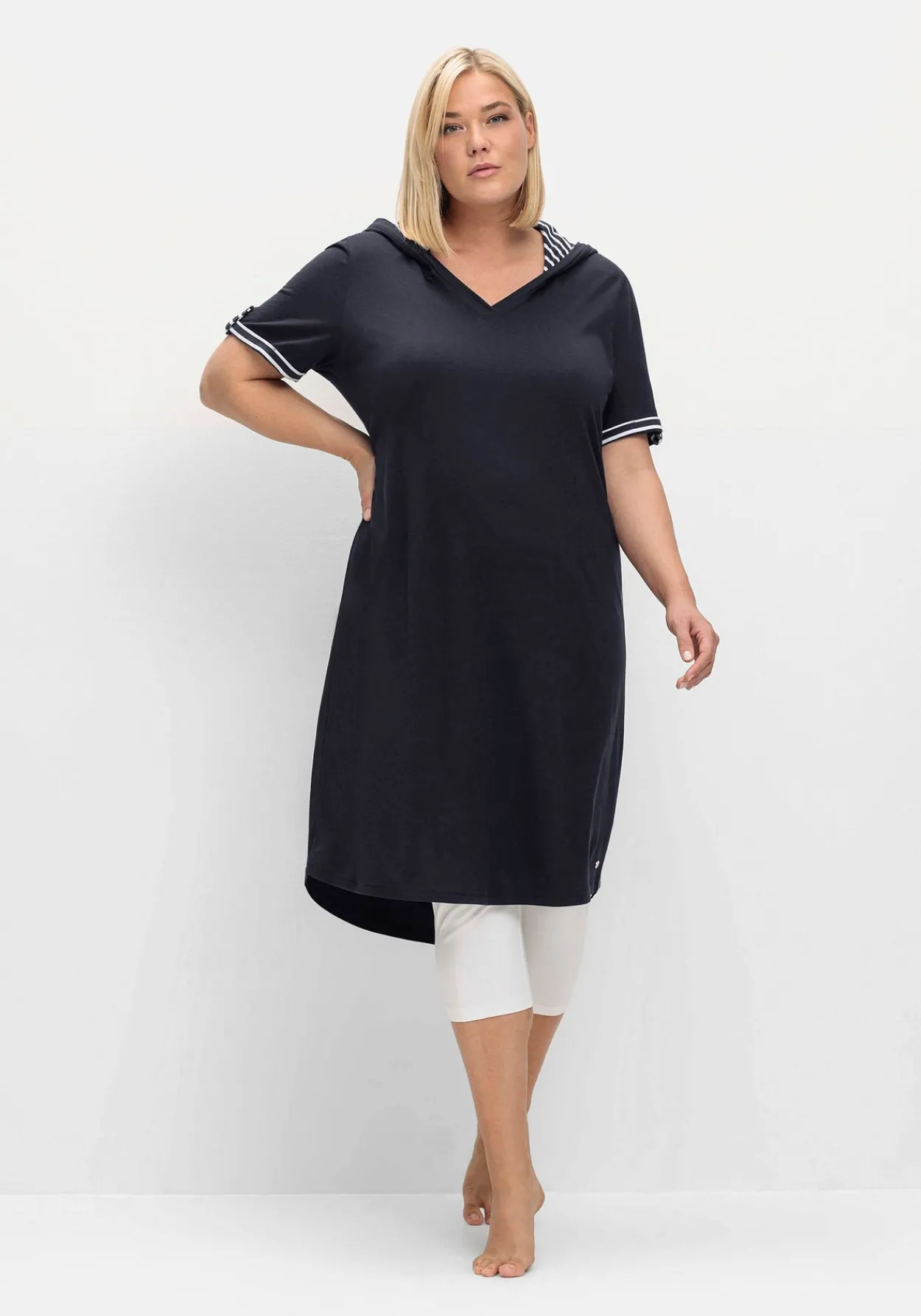 Kapuzenkleid mit Kontrastdetails und längerem Rücken<sheego Hot