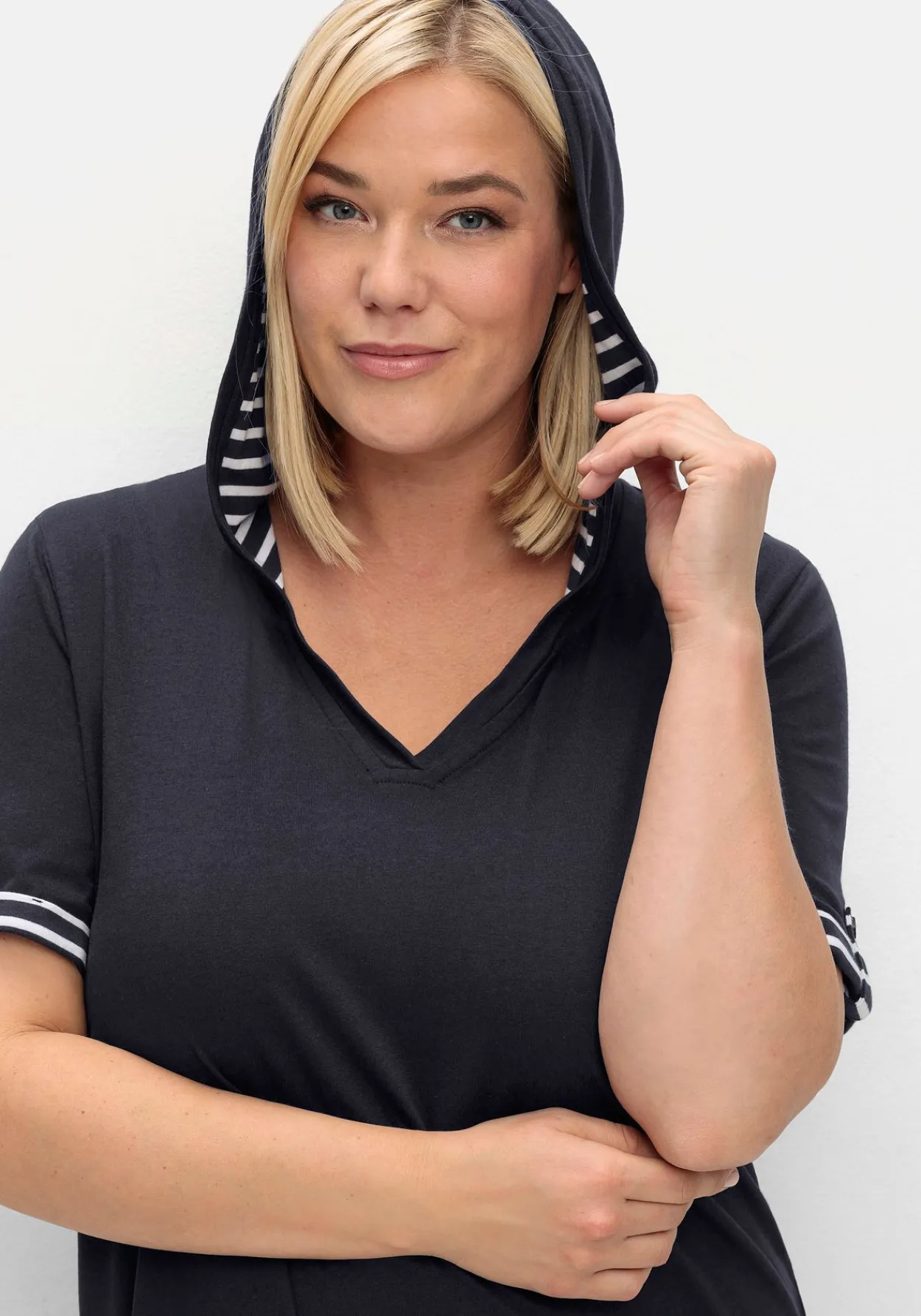 Kapuzenkleid mit Kontrastdetails und längerem Rücken<sheego Hot