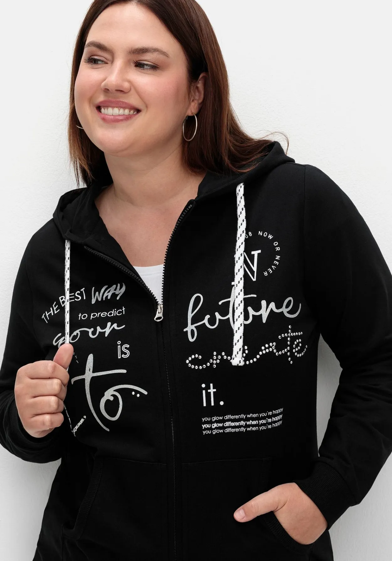 Kapuzensweatjacke mit Print und Kängurutasche<sheego Fashion