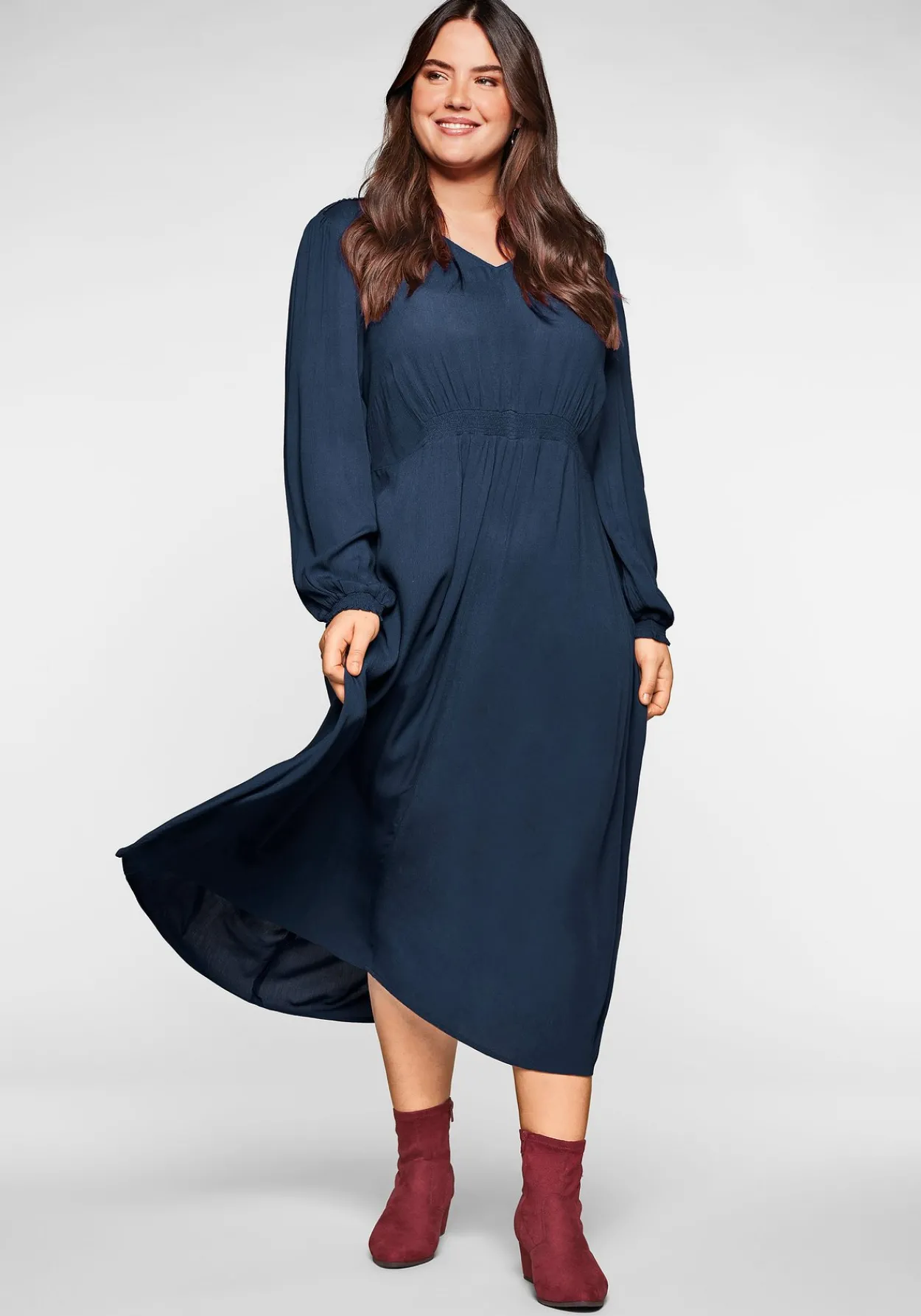 Kleid in Crêpe-Qualität, mit Smok-Einsätzen<sheego New