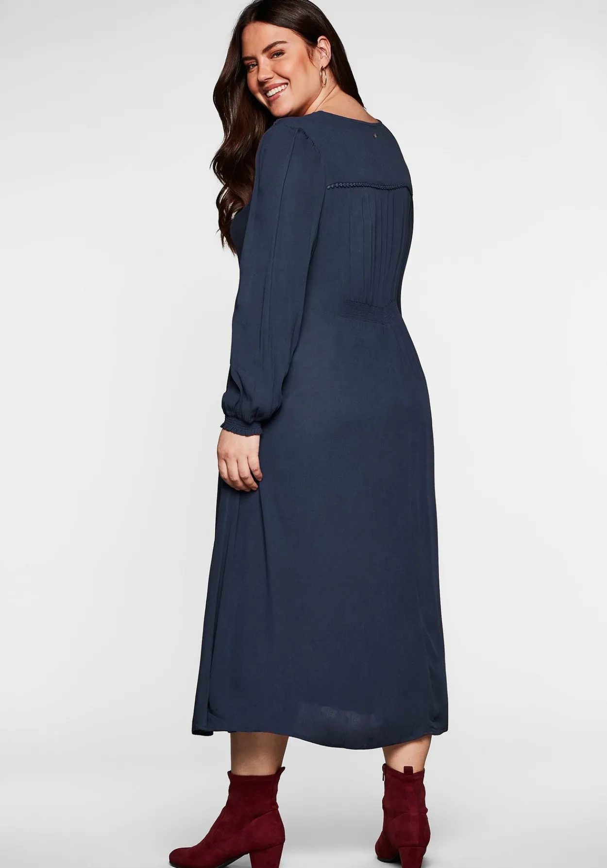 Kleid in Crêpe-Qualität, mit Smok-Einsätzen<sheego New