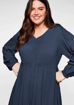 Kleid in Crêpe-Qualität, mit Smok-Einsätzen<sheego New