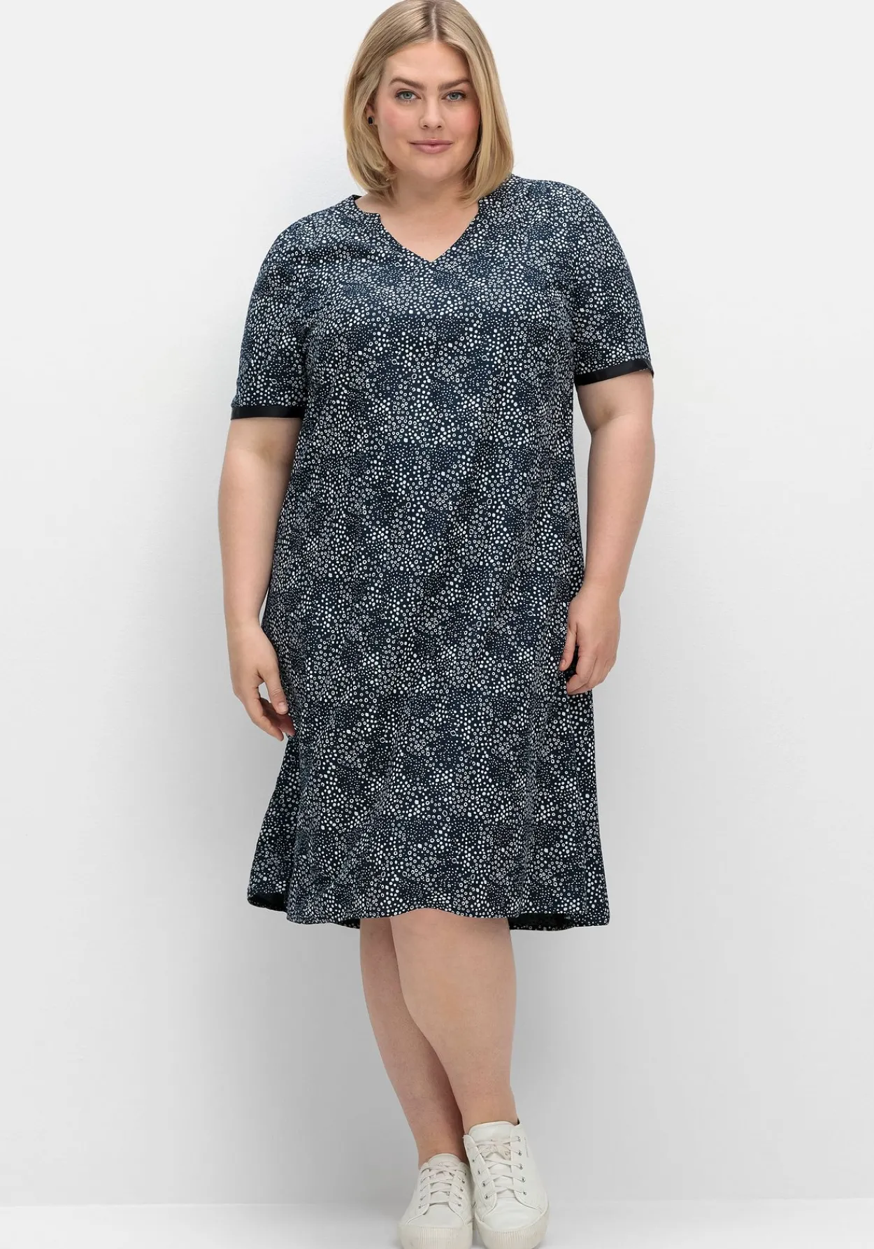 Kleid in leichter A-Linie, mit Punkte-Alloverprint<sheego Hot