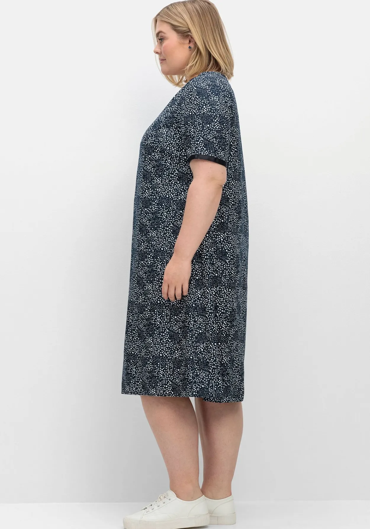 Kleid in leichter A-Linie, mit Punkte-Alloverprint<sheego Hot