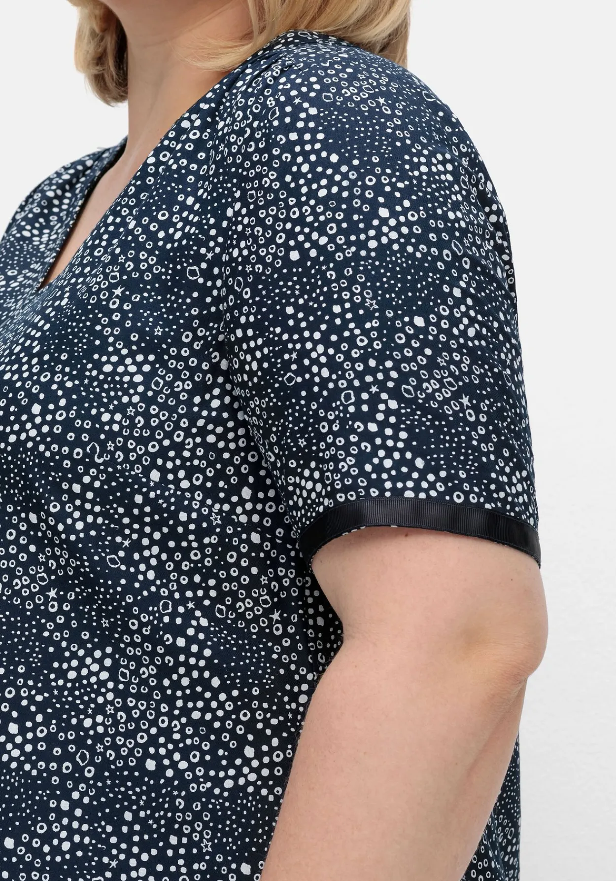 Kleid in leichter A-Linie, mit Punkte-Alloverprint<sheego Hot