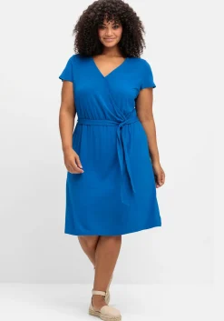 Kleid in Wickeloptik mit raffiniertem Rückenausschnitt<sheego Outlet