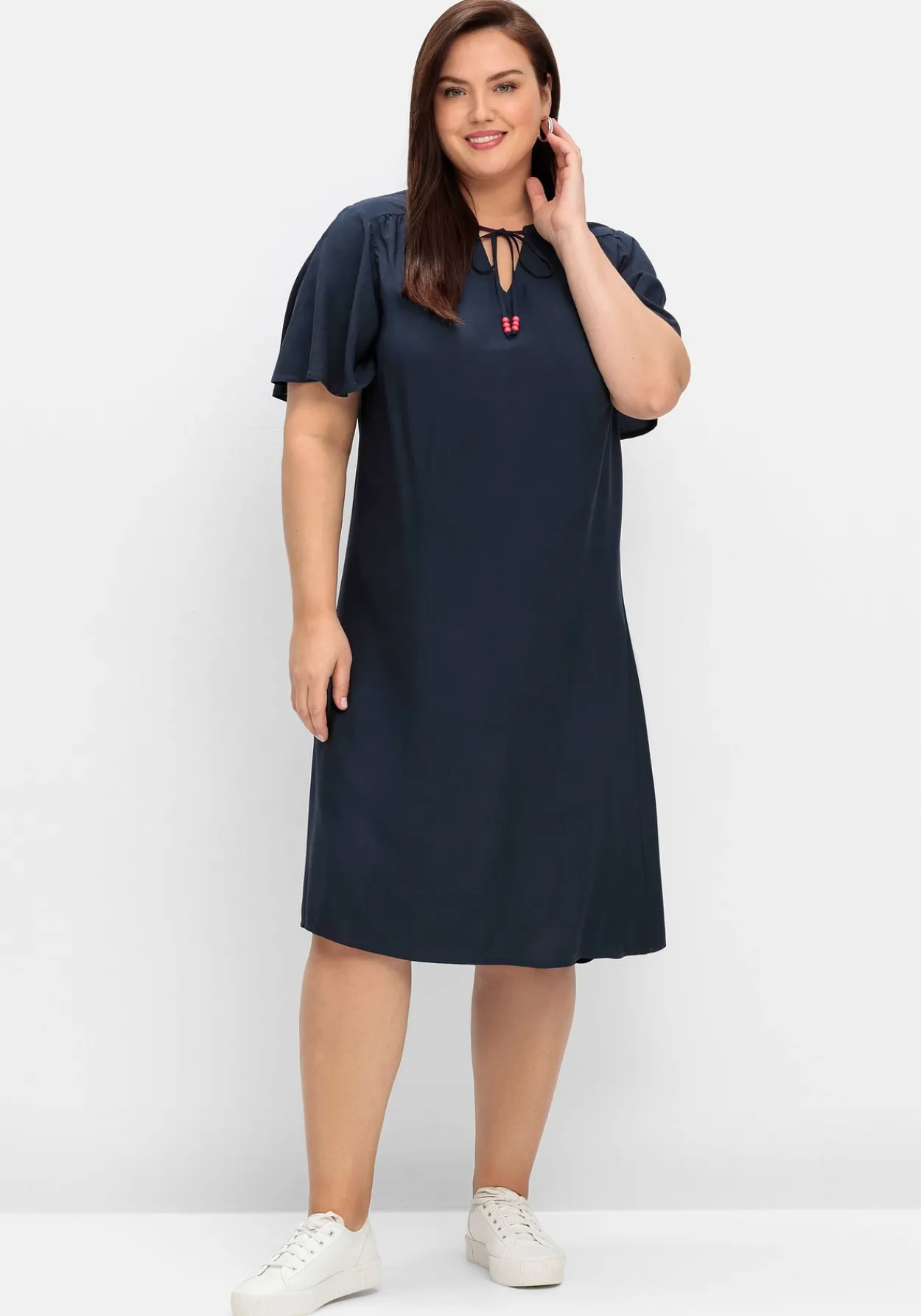 Kleid mit Schlitz und Bindeband am Ausschnitt<sheego New