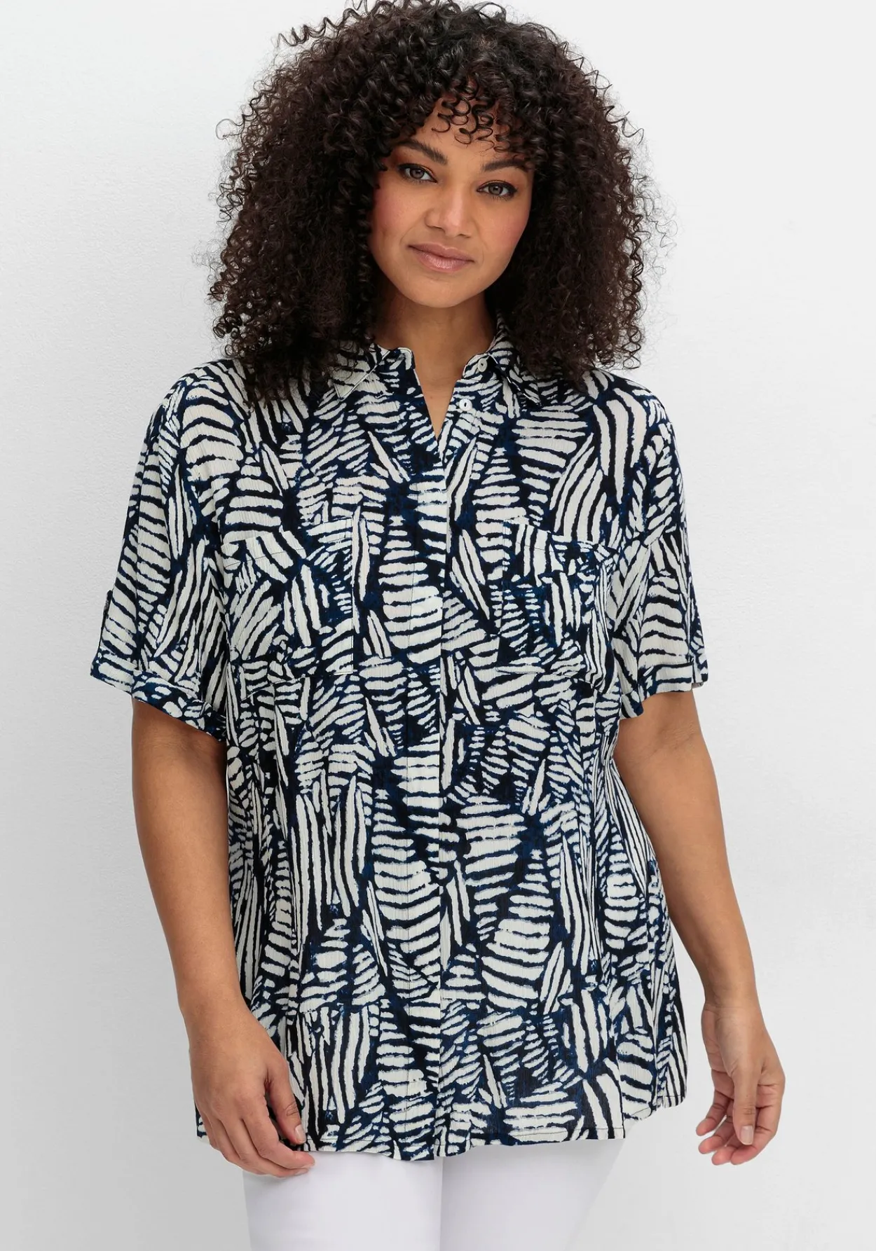 Kurzarm-Hemdbluse mit Alloverdruck<sheego by Joe Browns Hot