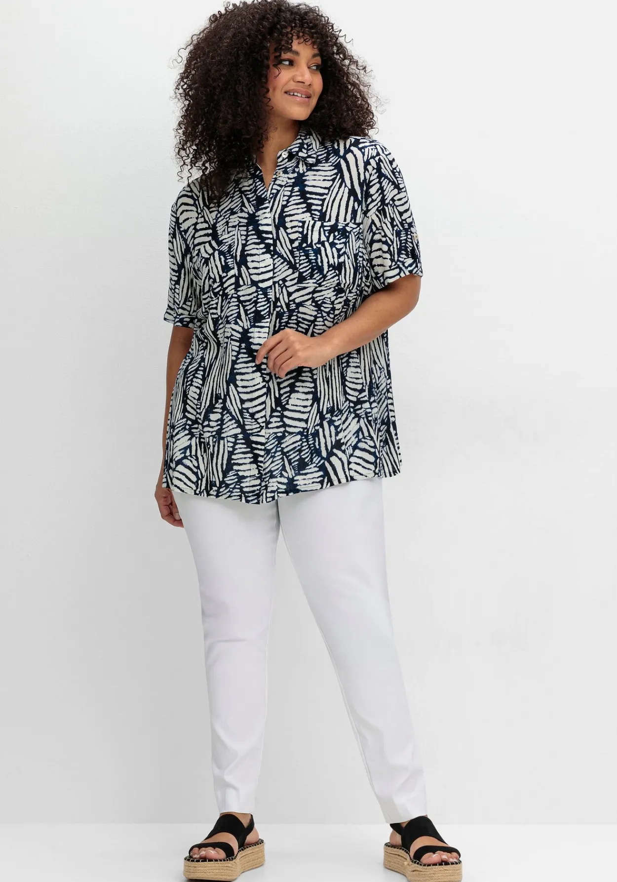 Kurzarm-Hemdbluse mit Alloverdruck<sheego by Joe Browns Hot