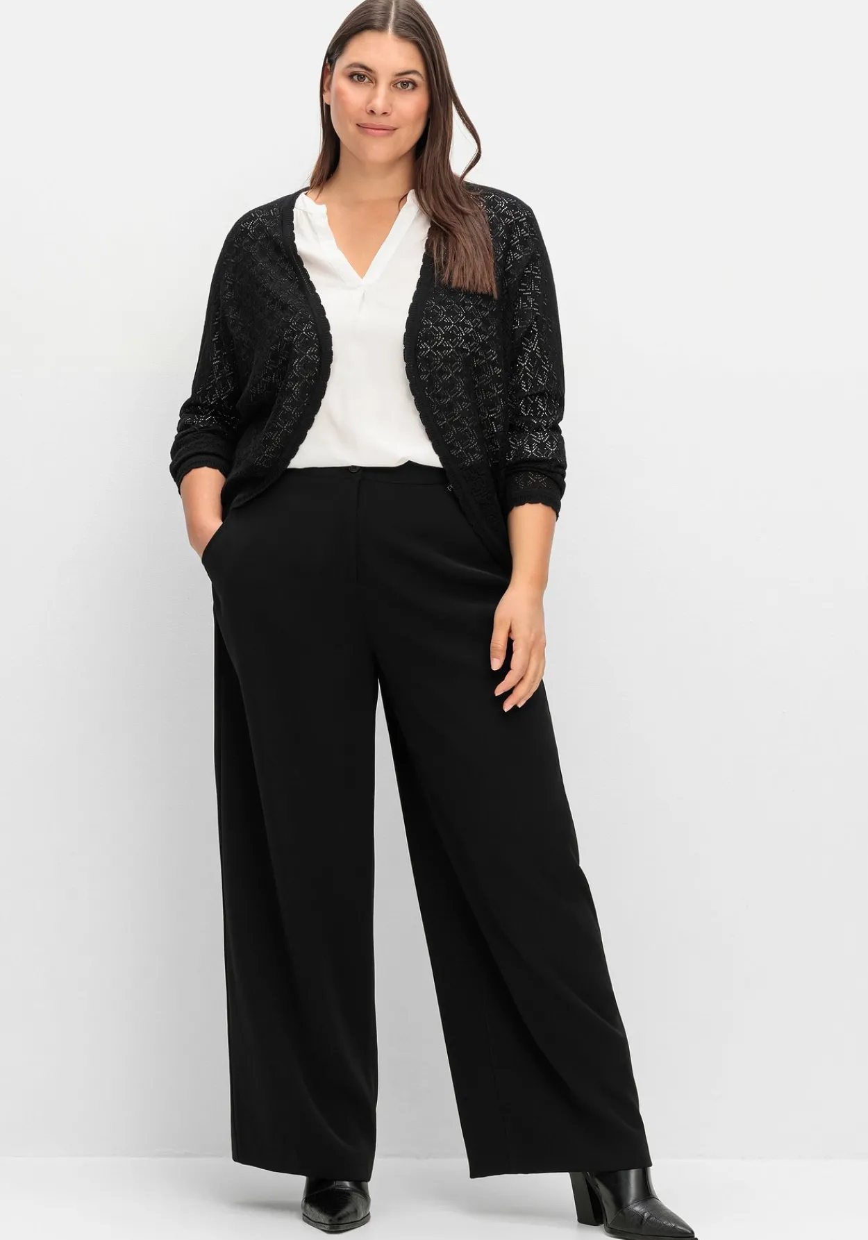 Kurze Ajour-Strickjacke mit Knopfverschluss<sheego New