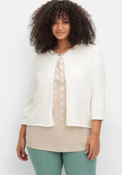 Kurze Strickjacke mit Zierspange am Ausschnitt<sheego Fashion