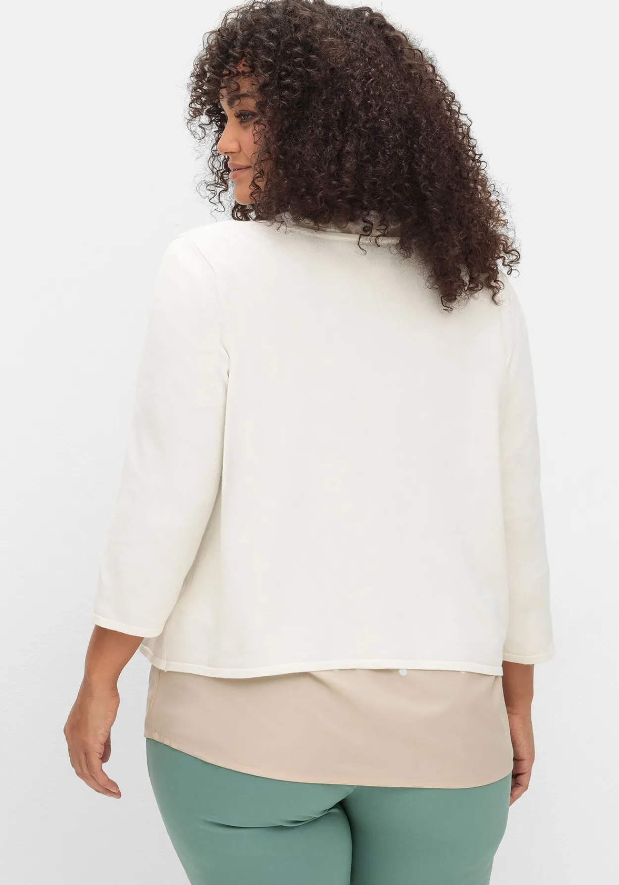 Kurze Strickjacke mit Zierspange am Ausschnitt<sheego Fashion