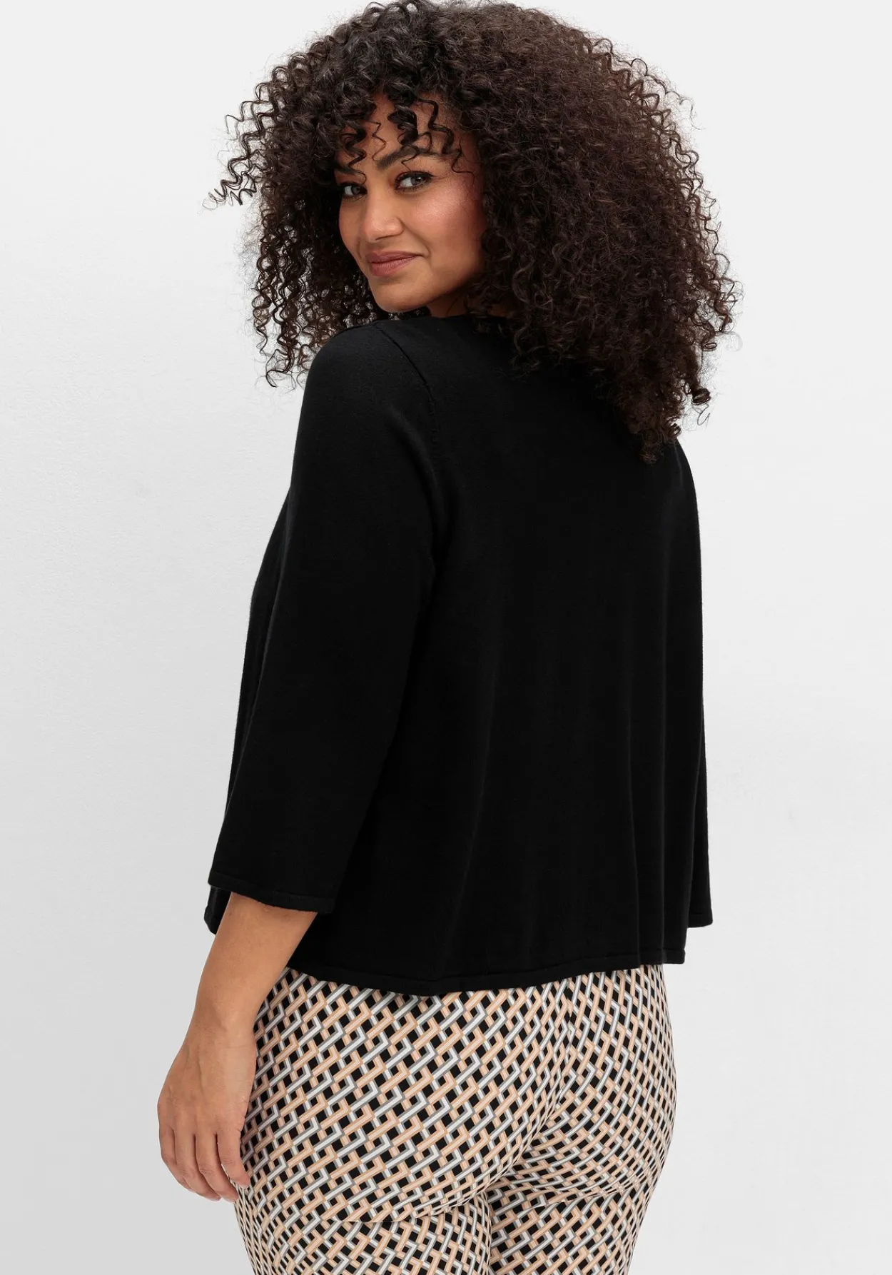 Kurze Strickjacke mit Zierspange am Ausschnitt<sheego Hot
