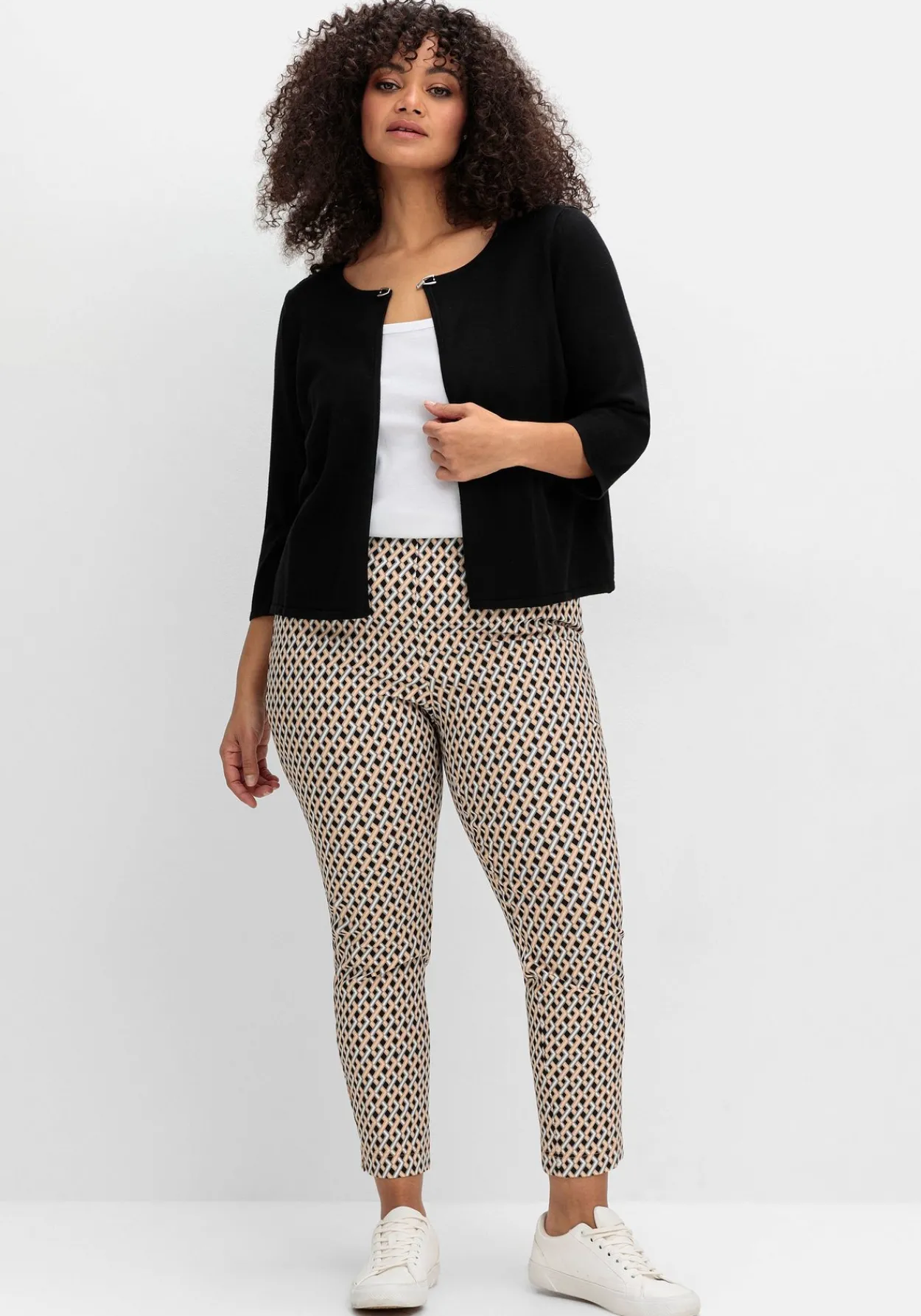 Kurze Strickjacke mit Zierspange am Ausschnitt<sheego Hot