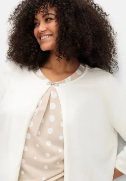Kurze Strickjacke mit Zierspange am Ausschnitt<sheego Fashion