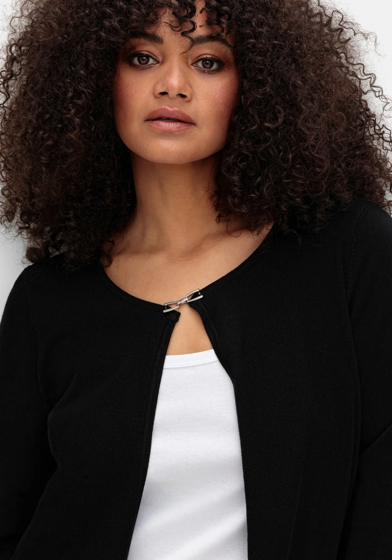 Kurze Strickjacke mit Zierspange am Ausschnitt<sheego Hot