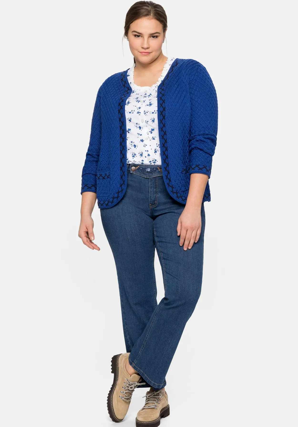 Kurze Trachten-Strickjacke mit Zierborte<sheego Best
