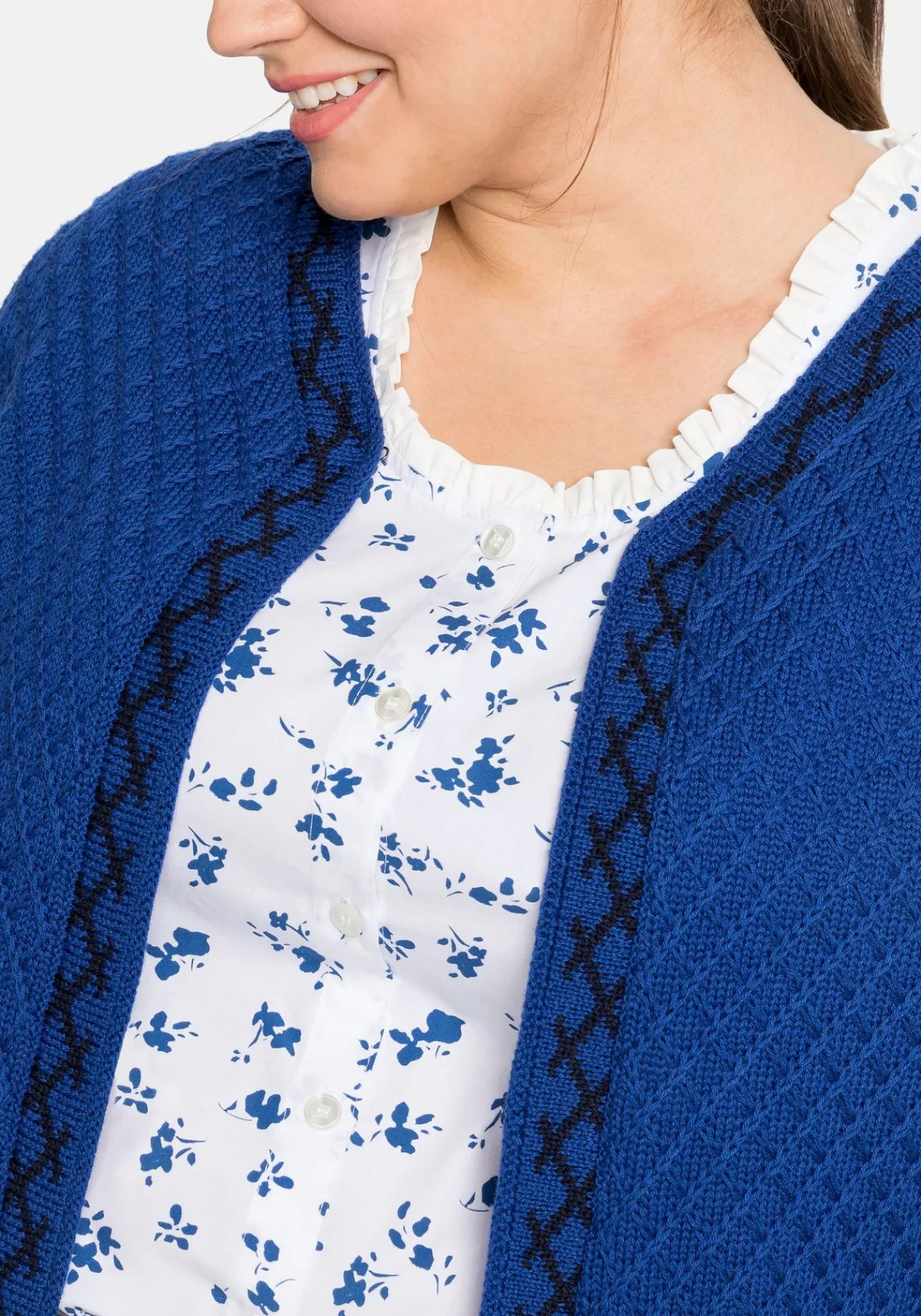 Kurze Trachten-Strickjacke mit Zierborte<sheego Best