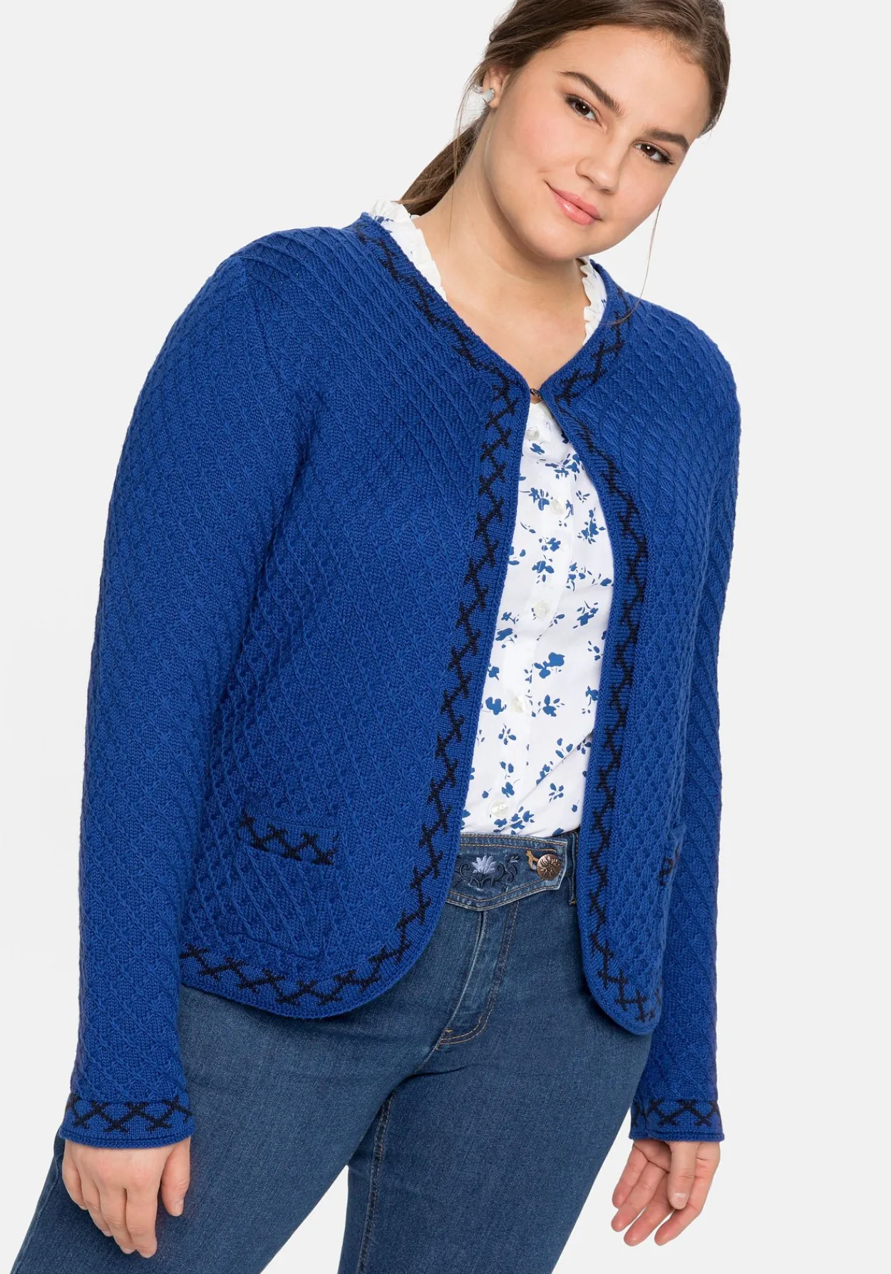 Kurze Trachten-Strickjacke mit Zierborte<sheego Best
