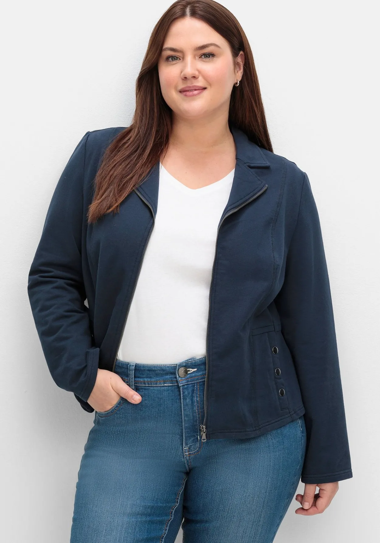 Kurzer Sweatblazer mit Reverskragen und Zierknöpfen<sheego Fashion